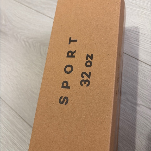 HydroJug 32oz - Picture 5 of 9